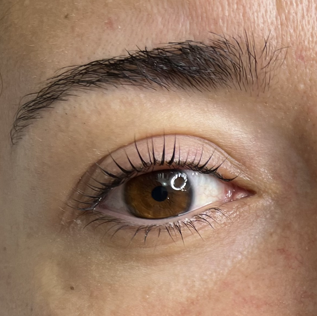 Réalisation soins de cils à Morne-à-l’Eau (Guadeloupe)