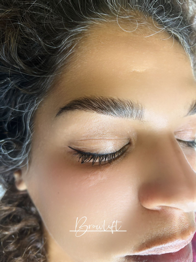 Réalisation soins des sourcils à Morne-à-l’Eau (Guadeloupe)